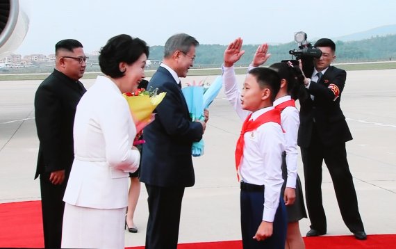 文大統領を出迎える北朝鮮の子供たち 独特な挨拶の意味は ファイナンシャルニュースジャパンファイナンシャルニュースジャパン