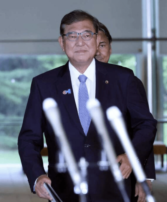 【引越し処分】銀杯　内閣総理大臣　箱付き　10月末まで 引越し処分】銀杯 内閣総理大臣 箱付き 10月末まで 引越し処分】銀杯