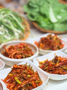 色とりどりの野菜のディッシュが並ぶテーブルの風景