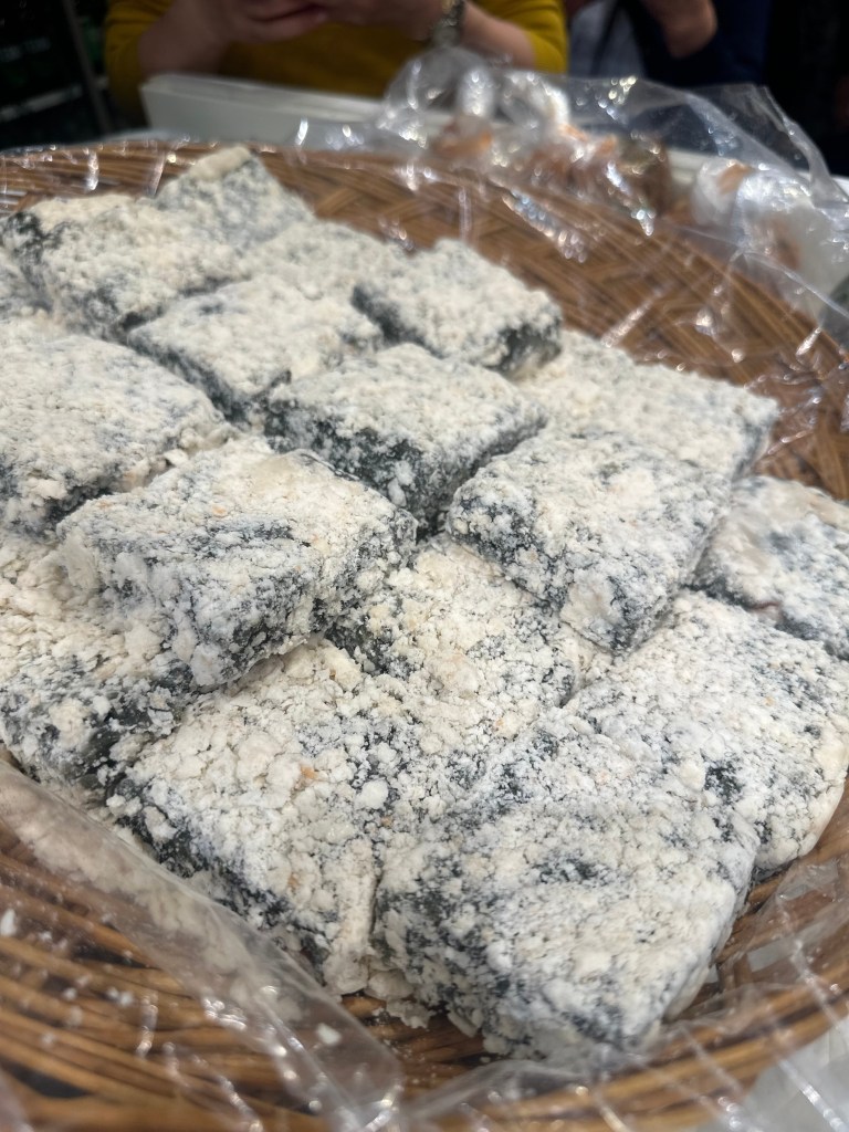 粉がまぶされた四角い和菓子がバスケットに入っている