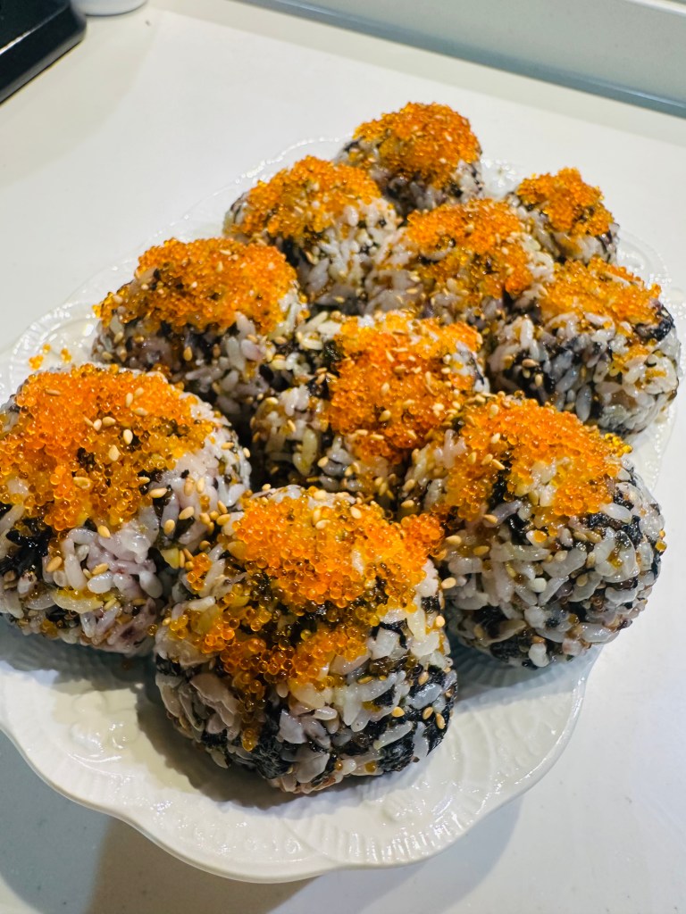海苔とオレンジ色のいくらがたっぷり乗ったおにぎりの盛り合わせ