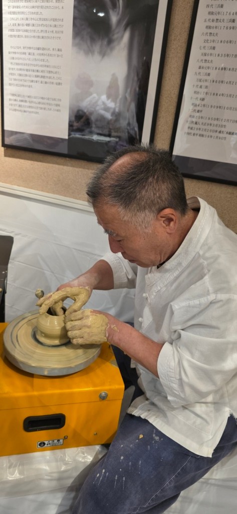 陶芸をしている男性が、ろくろで陶器を作成している様子